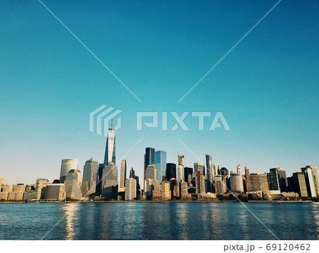 ニューヨークのビル群 69120462