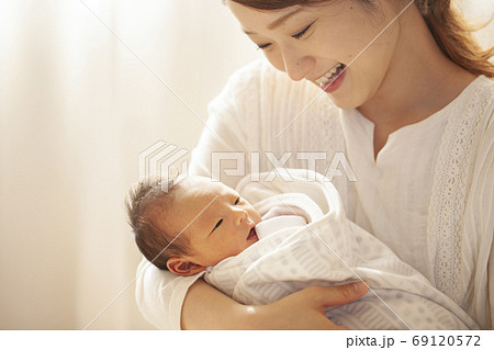 新生児を抱く母 新生児を抱く母 69120572