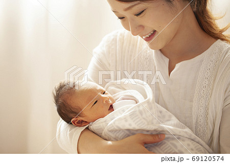 新生児を抱く母 新生児を抱く母 69120574