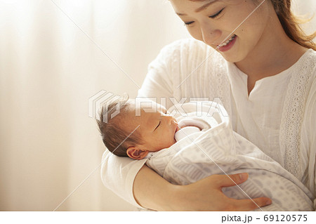 新生児を抱く母 69120575