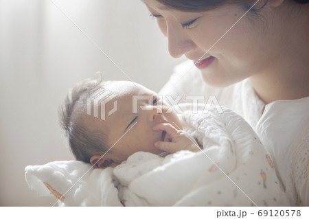 新生児を抱く母 69120578