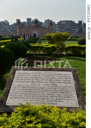 バングラデシュのダッカ　未完の城跡のラールバーグ・フォート　庭園に置かれた案内石碑 69120962