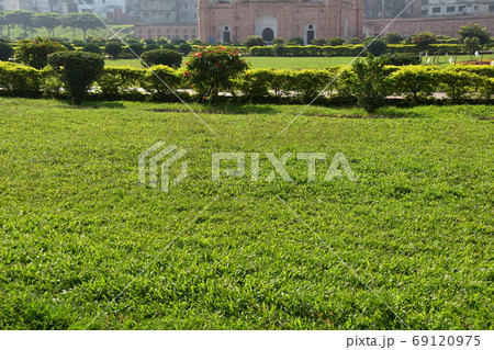 バングラデシュのダッカ　未完の城跡のラールバーグ・フォート　美しい庭園と廟 69120975