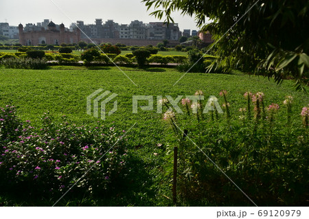バングラデシュのダッカ　未完の城跡のラールバーグ・フォート　美しい庭園と廟 69120979