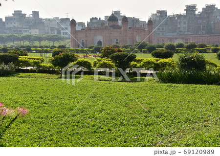 バングラデシュのダッカ　未完の城跡のラールバーグ・フォート　美しい庭園と廟 69120989