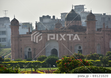 バングラデシュのダッカ　未完の城跡のラールバーグ・フォート　美しい庭園と廟 69121020