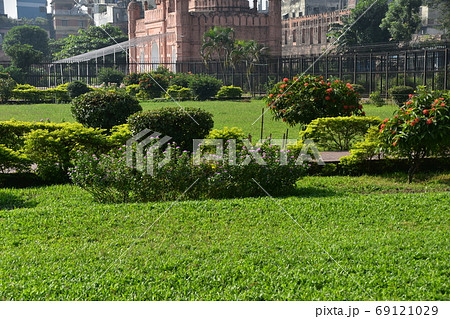 バングラデシュのダッカ　未完の城跡のラールバーグ・フォート　美しい庭園と廟 69121029