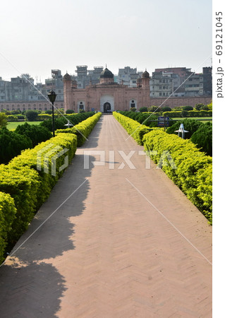バングラデシュのダッカ　未完の城跡のラールバーグ・フォート　美しい庭園と廟 69121045