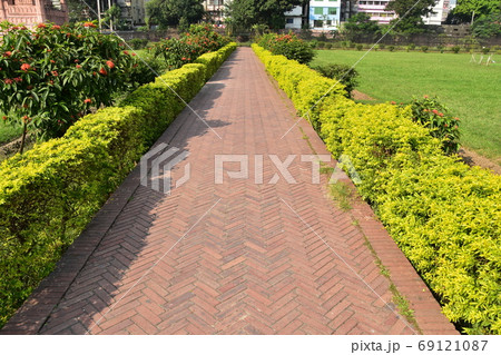 バングラデシュのダッカ　未完の城跡のラールバーグ・フォート　美しい庭園と廟 69121087