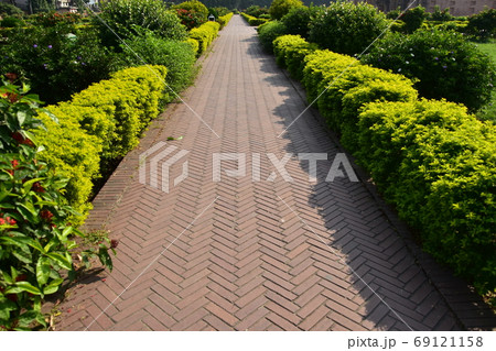 バングラデシュのダッカ　未完の城跡のラールバーグ・フォート　美しい庭園と歩道 69121158