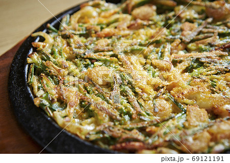 韓国料理のチヂミ　海鮮チヂミのヘムルパジョン 69121191