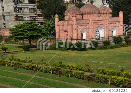 バングラデシュのダッカ　未完の城跡のラールバーグ・フォート　美しい庭園とイスラム教のモスジット 69121222