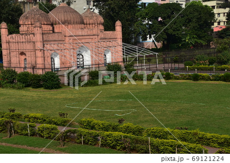 バングラデシュのダッカ　未完の城跡のラールバーグ・フォート　美しい庭園とイスラム教のモスジット 69121224