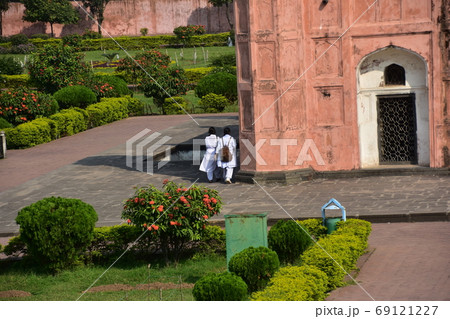 バングラデシュのダッカ　未完の城跡のラールバーグ・フォート　美しい庭園と廟　敷地内を歩く女学生 69121227
