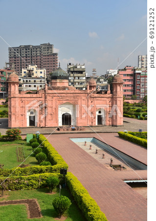 バングラデシュのダッカ　未完の城跡のラールバーグ・フォート　美しい庭園と歴史的なビビ・パリ廟 69121252