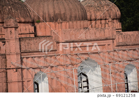 バングラデシュのダッカ　未完の城跡のラールバーグ・フォート　敷地内にあるイスラム教のモスジット 69121258