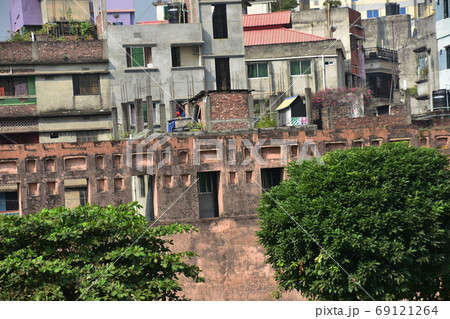 バングラデシュのダッカ　未完の城跡のラールバーグ・フォート　城壁と周辺の住居 69121264