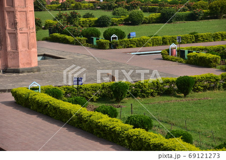 バングラデシュのダッカ　未完の城跡のラールバーグ・フォート　美しい庭園と廟　敷地内を歩く野良犬 69121273