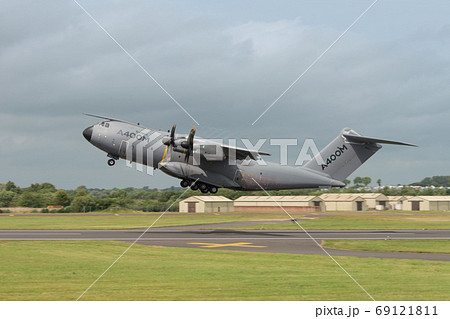 エアバスA400M輸送機離陸 69121811