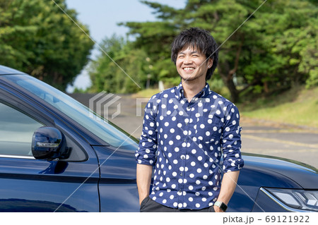 新車を購入してドライブをたのしむ男性 新車を購入してドライブをたのしむ男性 69121922