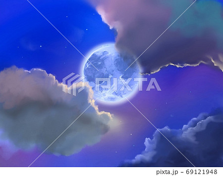 カラフルな夕焼け雲と綺麗な満月の風景画のイラスト素材 [69121948