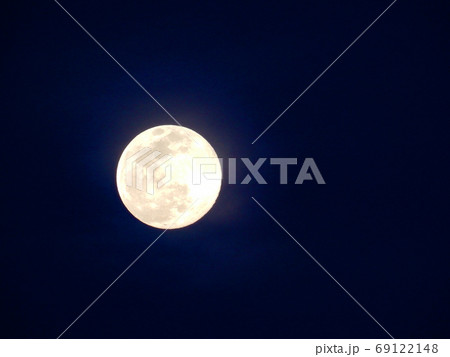 満月の輝く夜空、十五夜 満月の輝く夜空、十五夜 69122148