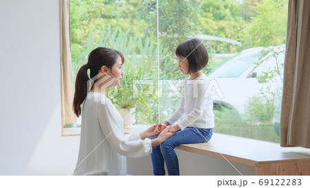 会話する母娘 69122283
