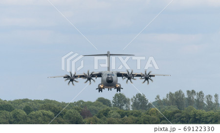 エアバスA400M輸送機着陸進入 69122330