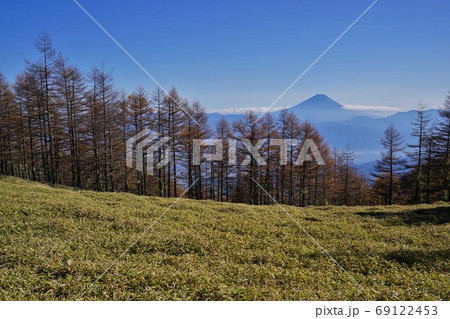 千頭星山の草原と富士山 69122453