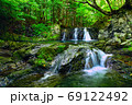 新緑の明神の滝 69122492