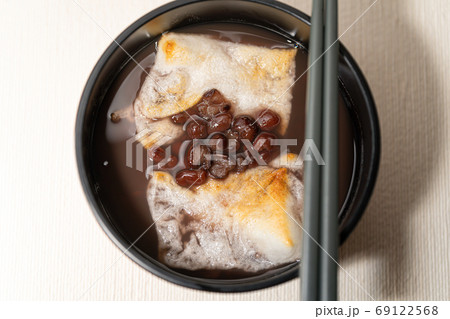 ぜんざいを食べる 69122568