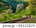 新緑の米坂線 69122625