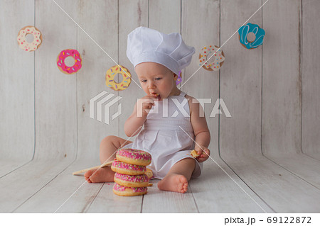 One year old baby girl celebrates her birthday. 69122872