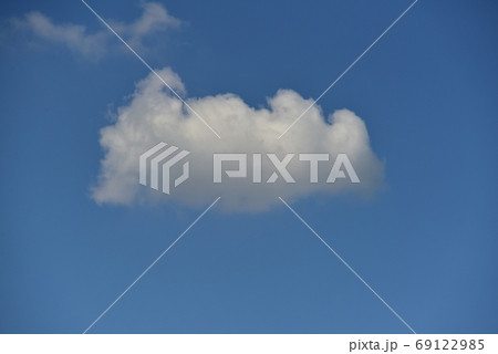 夏の青空に浮かぶ白い雲 69122985