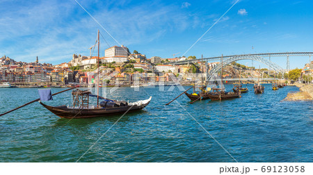 Boats with wine barrelsr in Porto 69123058