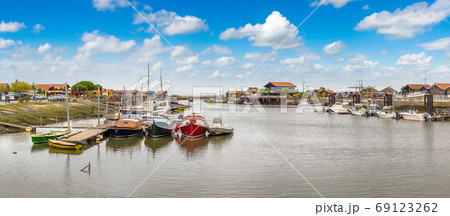 Oyster village in Arcachon Bay 69123262