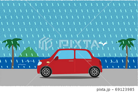 豪雨の中、海沿いの道を進む赤い自動車のベクターイラスト 69123985