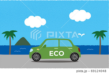海沿いの道を進む緑のエコカーのベクターイラスト 69124048