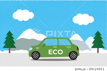 冬、山沿いの道を進む緑のエコカーのベクターイラスト 69124051