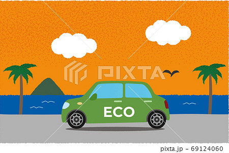 夕方、海沿いの道を進む緑のエコカーのベクターイラスト 69124060