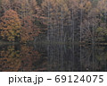 早朝の神秘的な湖畔 69124075
