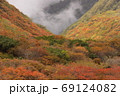 霧が漂うカラフルな紅葉に覆われたV字谷 69124082