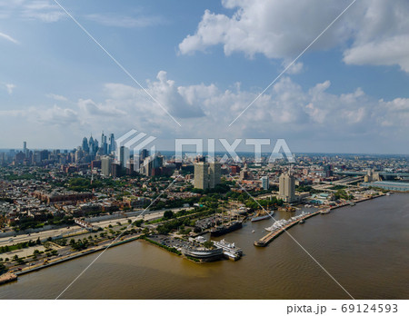 Aerial view over the Philadelphia downtown skyline 69124593