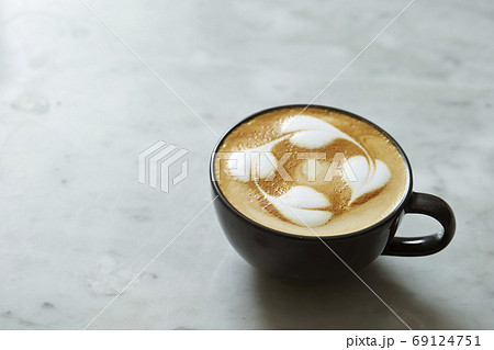 ラテアート　カフェラテ　カフェイメージ 69124751