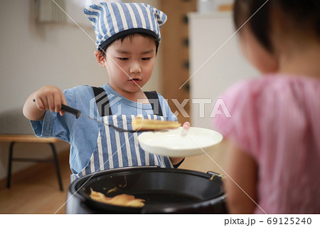 ホットケーキを焼く男の子 ホットケーキを焼く男の子 69125240