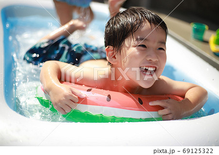ビニールプールで遊ぶ男の子 ビニールプールで遊ぶ男の子 69125322
