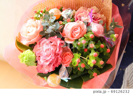 ピンク色のポップな花束 69126232