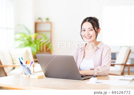リビングでテレワーク中の若い女性 69126772