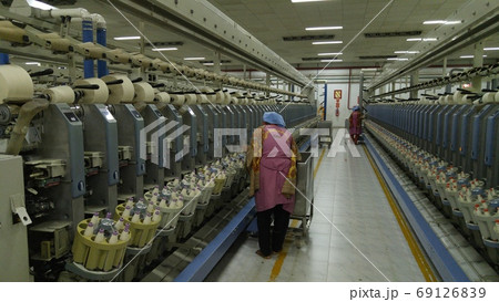 縫製工場で働く人 縫製工場で働く人 69126839