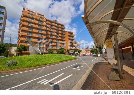 神奈川県秦野市の鶴巻温泉駅北口改札方面を見る 神奈川県秦野市の鶴巻温泉駅北口改札方面を見る 69126891